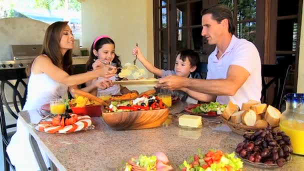 Famiglia Pasti Insieme — Video Stock