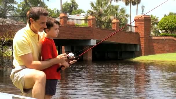 Padre & Hijo Pesca — Vídeos de Stock