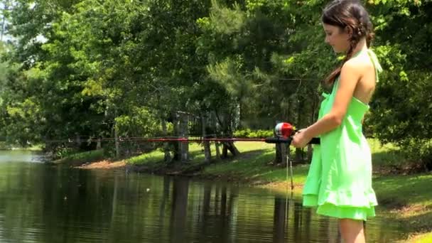 Pesca menina jovem — Vídeo de Stock