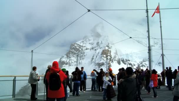 Bezoekers naar jungfraujoch, Zwitserse Alpen — Stockvideo
