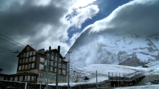 Затянувшиеся облака над швейцарским курортом с Айгером позади — стоковое видео