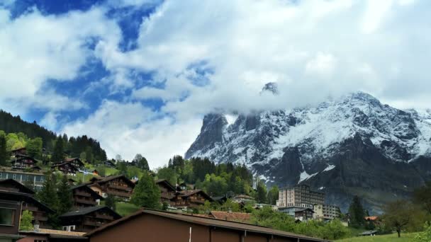 Nubes de lapso de tiempo sobre Swiss Mountain Resort — Vídeo de stock