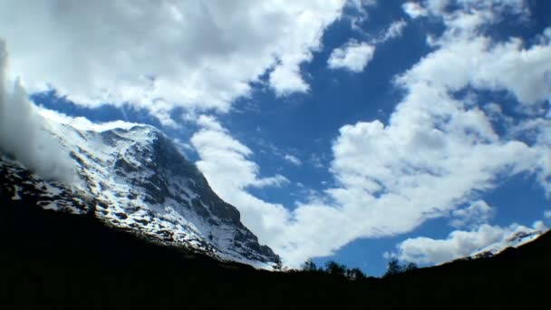 Gyorsított felhők, lejtők Eiger, Svájc — Stock videók