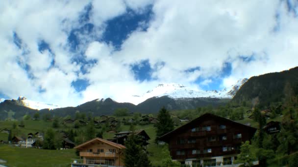 Zaman atlama bulutlar üzerinde swiss mountain resort — Stok video