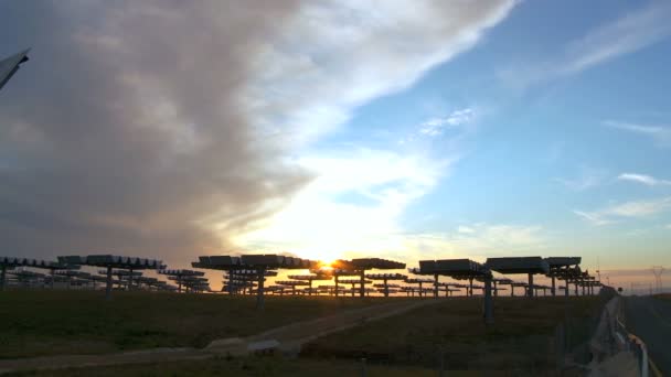 Sol de la madrugada en planta solar — Vídeo de stock
