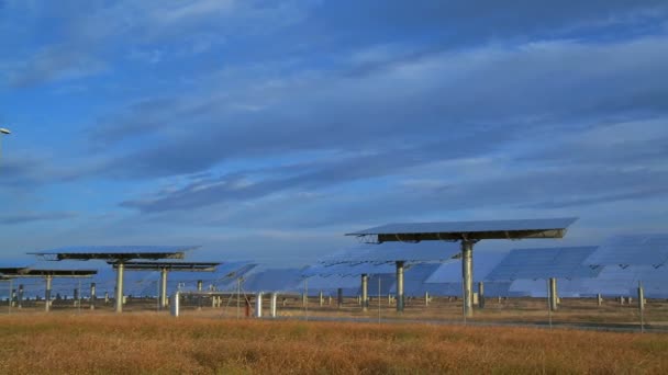 Paneles solares y torres en planta de energía — Vídeo de stock