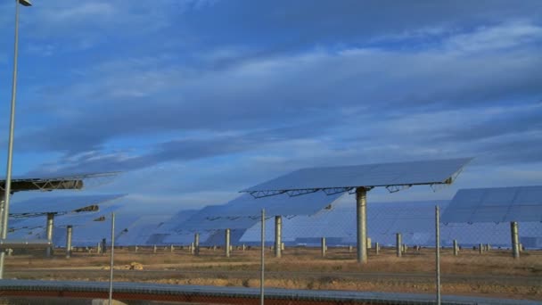 Paneles solares y torres en planta de energía — Vídeo de stock