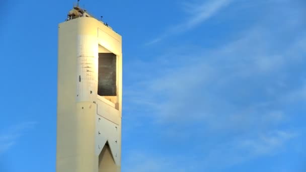 太陽電池パネル ・ エネルギー プラントの塔 — ストック動画