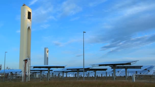 Paneles de energía solar móviles time-lapse — Vídeos de Stock