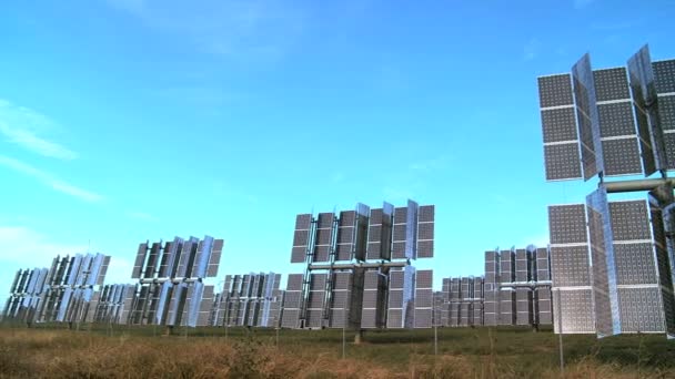 Bancos de paneles solares fotovoltaicos — Vídeos de Stock