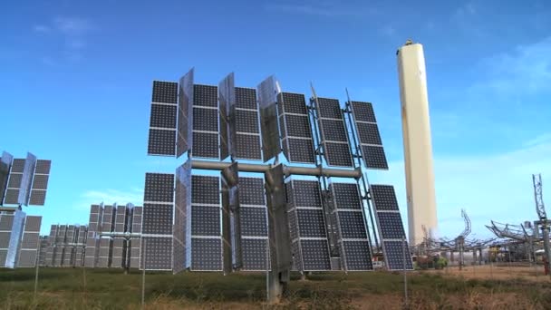 Paneles fotovoltaicos de energía solar — Vídeos de Stock