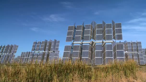 Paneles fotovoltaicos de energía solar — Vídeos de Stock