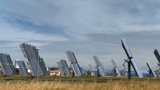 Zonnestralen op zonne-energie panelen — Stockvideo