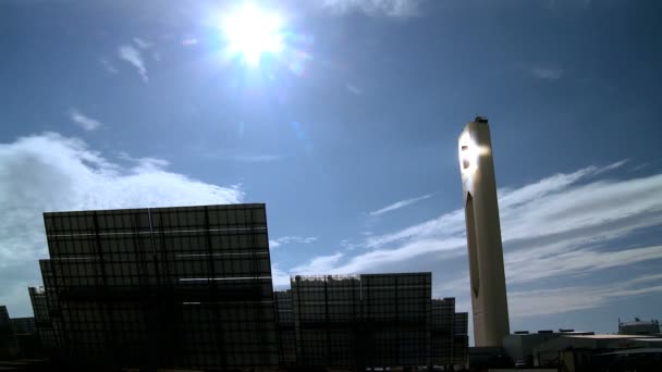 Painéis solares e torres em usina de energia — Vídeo de Stock