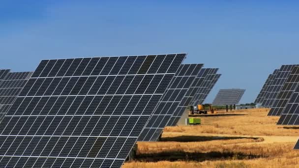 Primer plano de producción de energía solar en el campo — Vídeo de stock