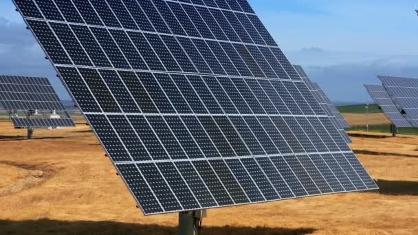 Primer plano de producción de energía solar en el campo — Vídeos de Stock