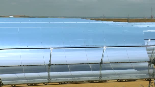 Параболические панели солнечной энергии — стоковое видео