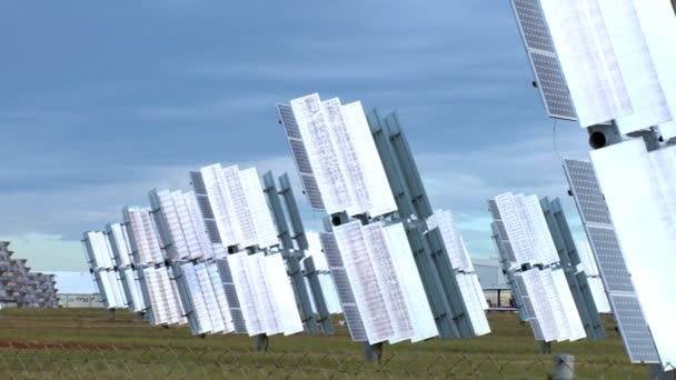 Paneles fotovoltaicos de energía solar — Vídeo de stock