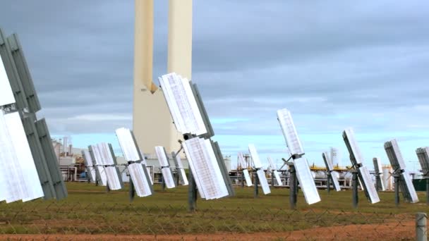 Paneles fotovoltaicos de energía solar — Vídeos de Stock