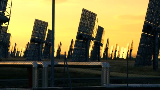 Vroege ochtendzon op zonne-energiecentrale — Stockvideo