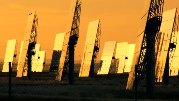 Sol temprano en la mañana en la planta de energía solar — Vídeos de Stock