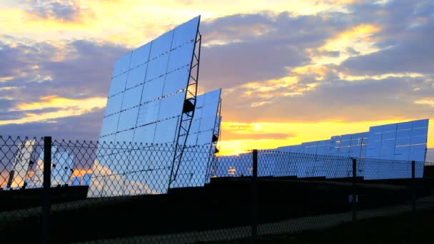 Paneles móviles de energía solar — Vídeo de stock