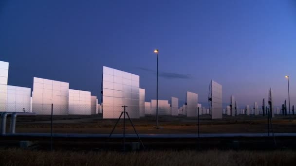 Mattina presto all'impianto a energia solare — Video Stock