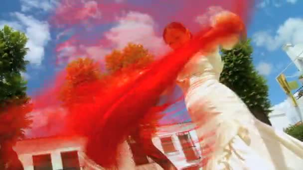 Леди танцует традиционные танцы — стоковое видео