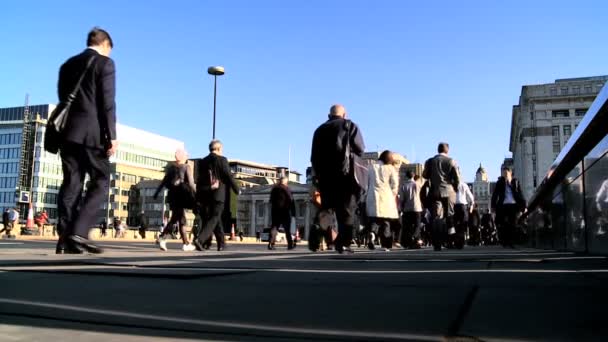Stadtstraßen voller Pendler — Stockvideo