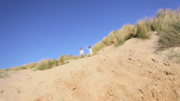 Divertimento infantil na praia — Vídeo de Stock