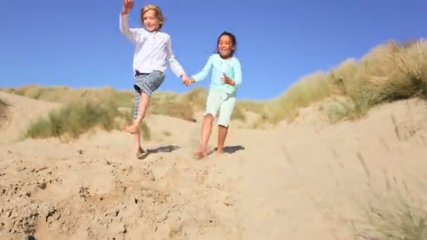 Amigos de la infancia Diversión al aire libre — Vídeo de stock