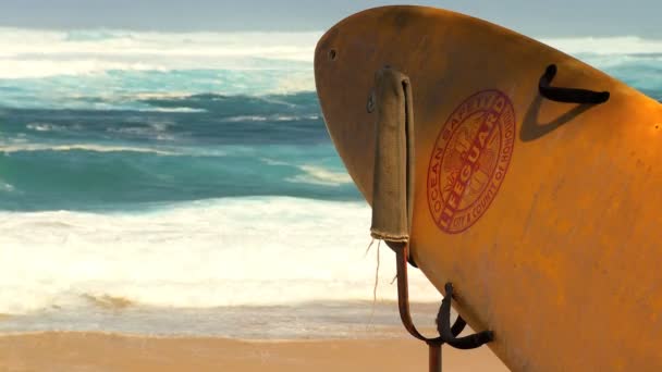 Lifeguard Surfboard Ready for Use — стоковое видео