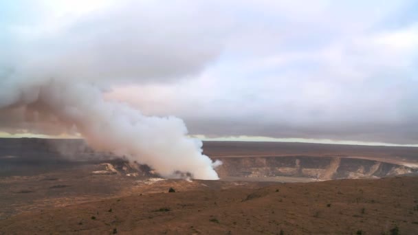 Energia calda di vapore dal cratere vulcanico — Video Stock