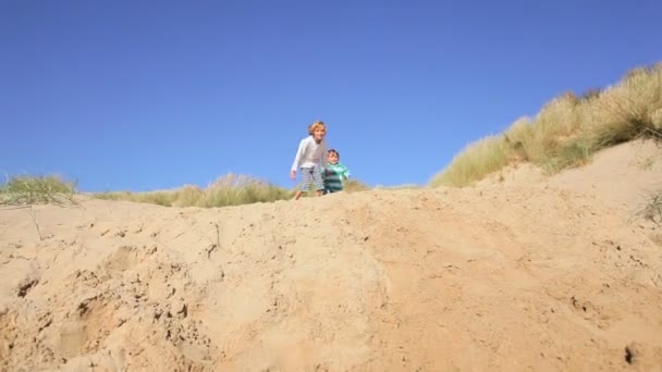 Jóvenes hermanos tener divertido — Vídeo de stock