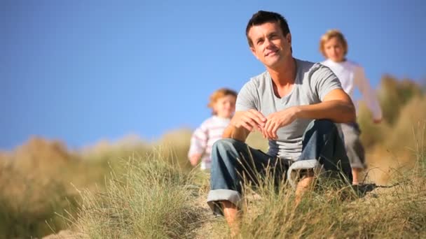 Homme famille amusant en plein air — Video