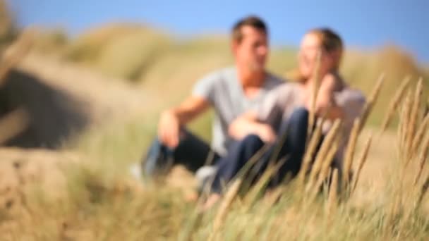 Couple relaxant à la plage — Video