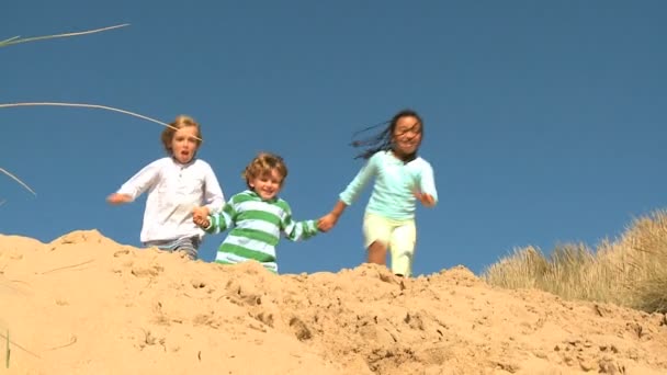 Gyermekkori szórakozás a strandon — Stock videók