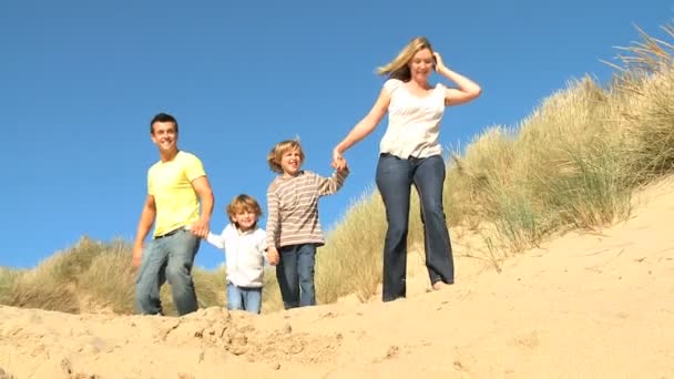 Familie tijd samen buitenshuis — Stockvideo