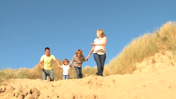 Familie tijd samen buitenshuis — Stockvideo