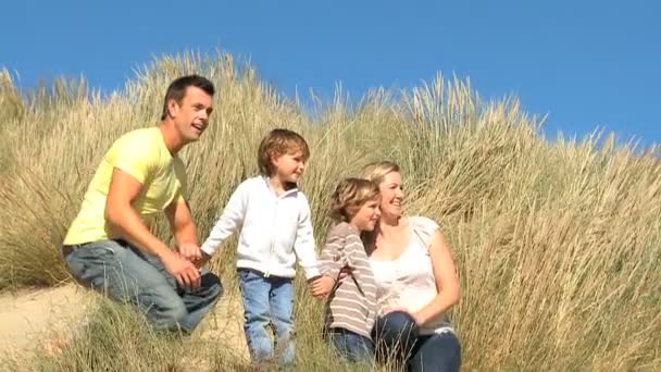 Tiempo en familia juntos al aire libre — Vídeo de stock