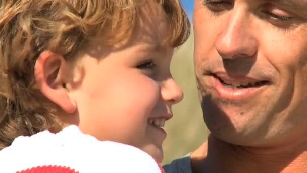 Padre e hijo juntos — Vídeo de stock