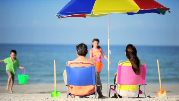 Família jovem se divertindo em férias — Vídeo de Stock