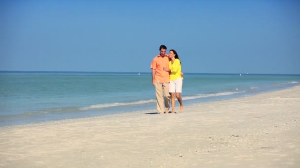 Jong koppel wandelen het strand — Stockvideo