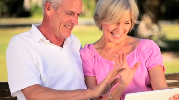 Пенсионеры, использующие коммуникационные технологии — стоковое видео