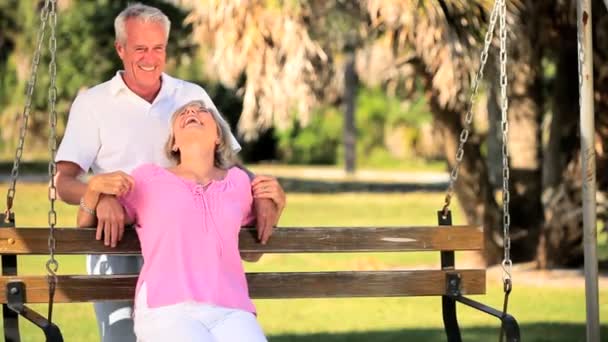 Senioren nog steeds genieten van de romantiek — Stockvideo