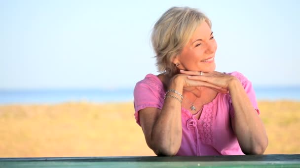 Porträt einer zufriedenen Seniorin — Stockvideo