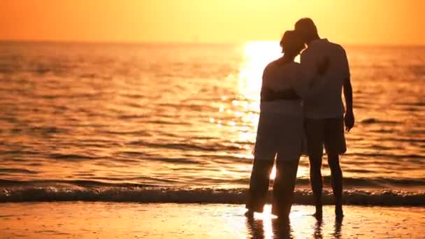 Puesta de sol romántica para personas mayores — Vídeo de stock