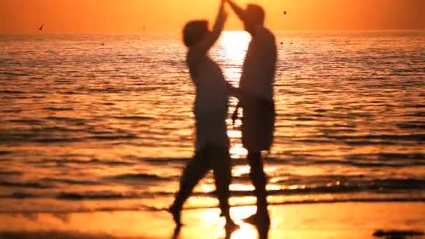 Romántica puesta del sol playa bailando — Vídeo de stock