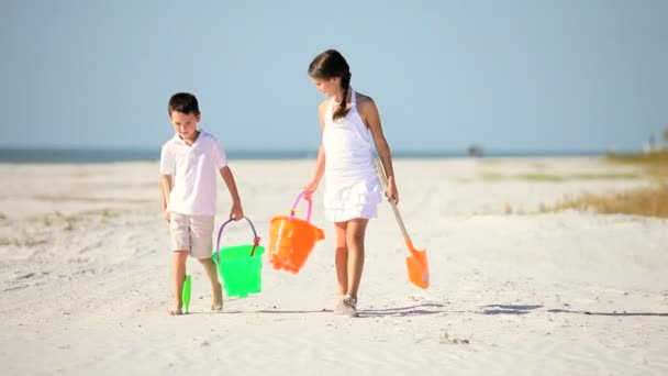 Felice sano infanzia spiaggia divertimento — Video Stock