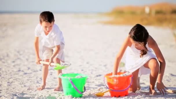 Kinderen gebouw zand kastelen — Stockvideo